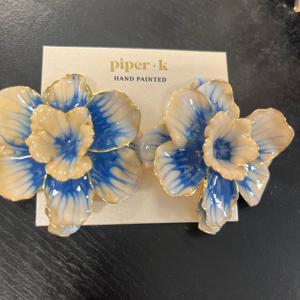 NWT ⚜️💙⚜️ Piper K Floral Hand Painted Blue and Cream Flower Stud  Earrings - Picture 4 of 7